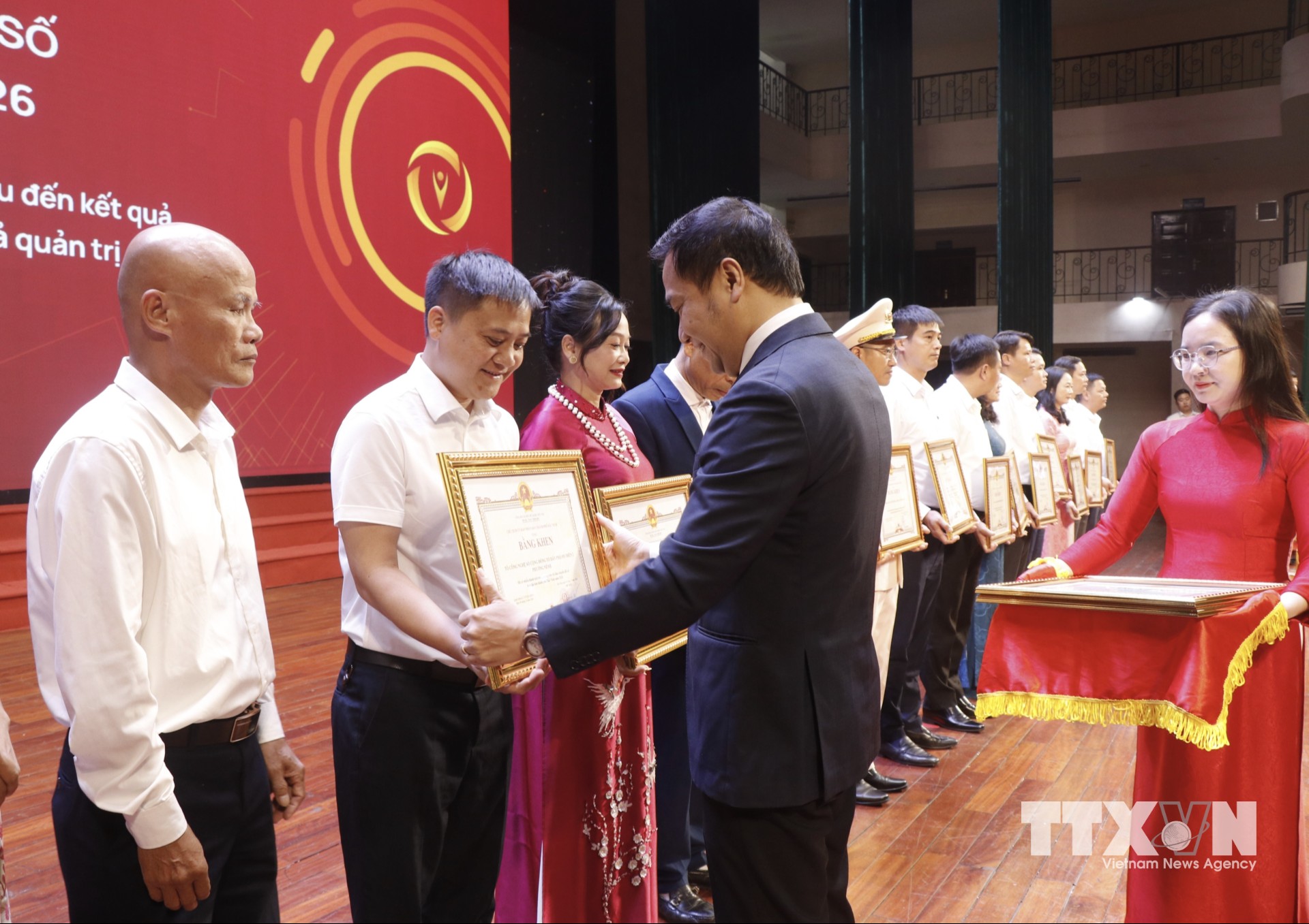 Lãnh đạo thành phố Bắc Ninh trao Bằng khen tặng các tập thể có thành tích xuất sắc trong chuyển đổi số. (Ảnh: Thanh Thương/TTXVN)